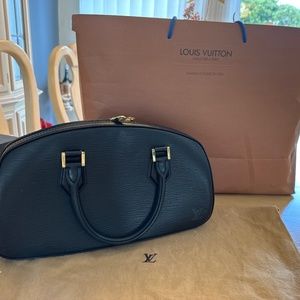 Louis Vuitton purse- MINT CONDITION